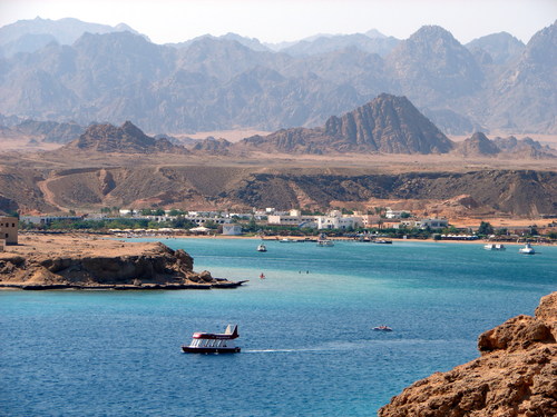 Der kleine Hafen, der als  Sharm EL-Maya bekannt ist, befindet sich nahe bei dem Zivilhafen, hat Anpassungen für Boote und schließt eine Yachtverein mit Räumen mit ein.