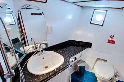 Badezimmer auf King Snefro 6 Tauchsafari Motoryacht in Sharm el Sheikh Ägypten